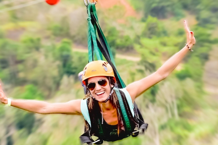 Puerto Rico: Die Beast Zipline im Toro Verde Adventure ParkOrocovis: Die Zipline der Bestie im Toro Verde Adventure Park