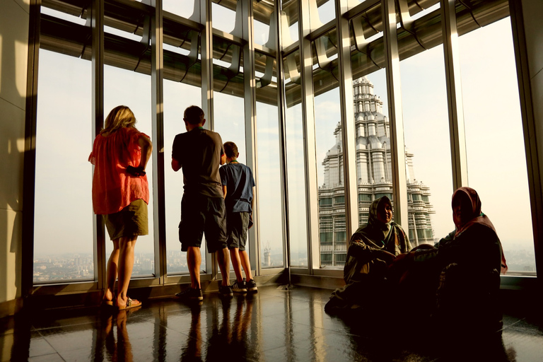 Kuala Lumpur: Excursão fotográfica de meio dia com as Torres Gêmeas PetronasKuala Lumpur: excursão fotográfica de meio dia com Petronas Twin Towers