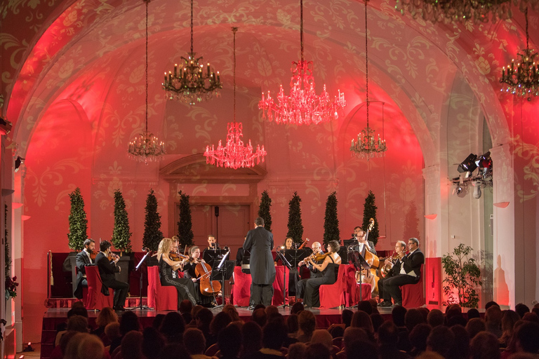 Viena: Você pode entrar no Palácio de Schönbrunn depois do expediente e comprar um ingresso para o concertoAssento categoria A