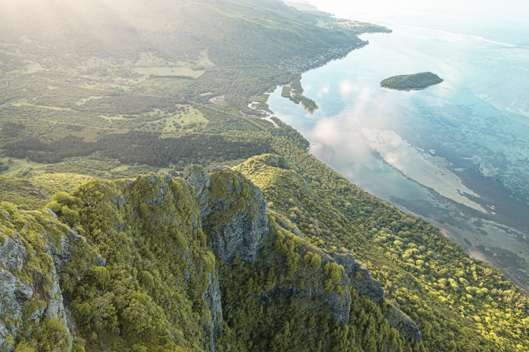 Mauritius: begeleide zonsopgangswandeling en klim naar de Le Morne-bergMauritius: Le Morne Brabant Guided Sunrise Hike and Climb