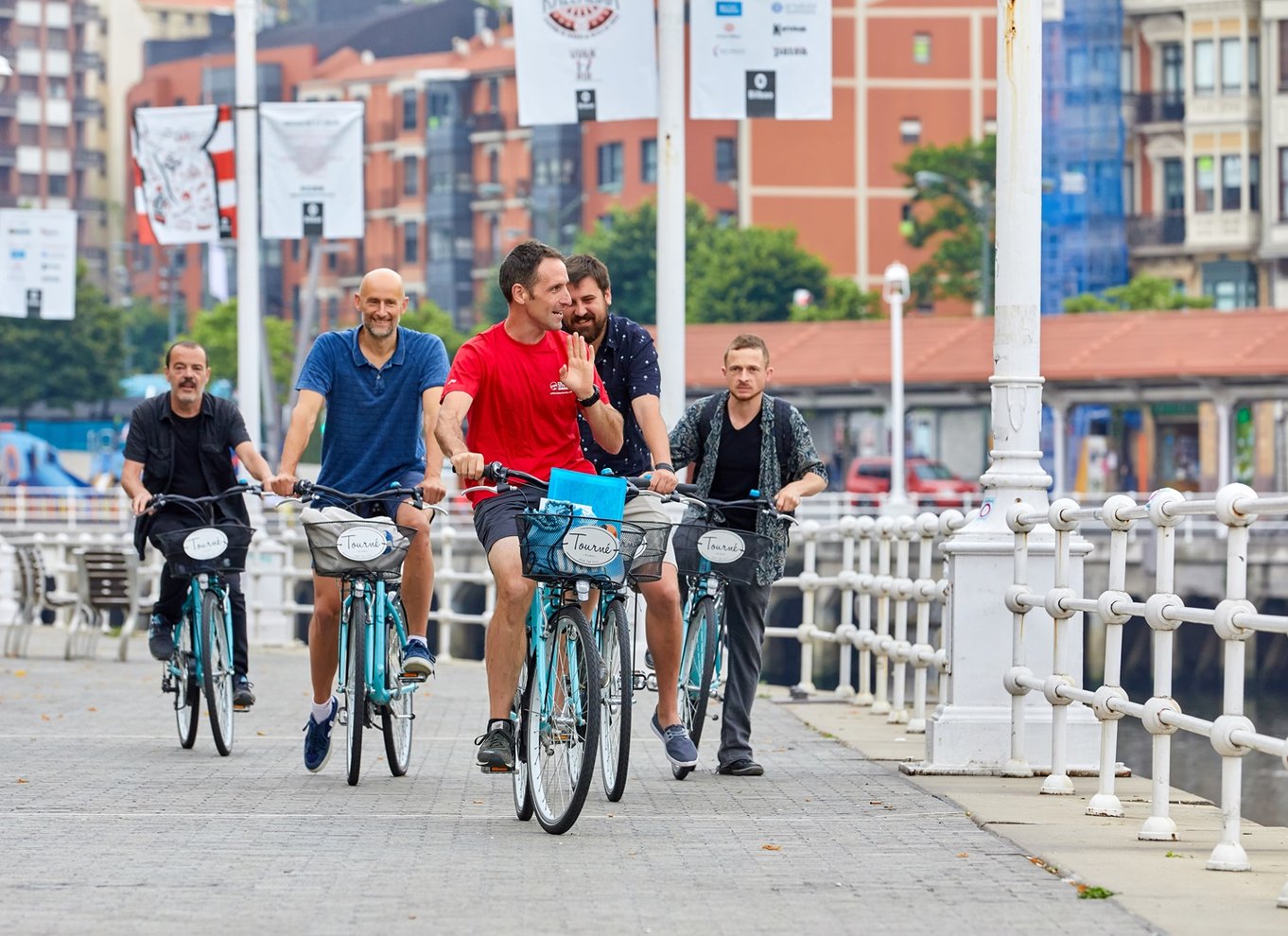 Bilbao: Guidet højdepunkter tur med en lille gruppe på elcykel