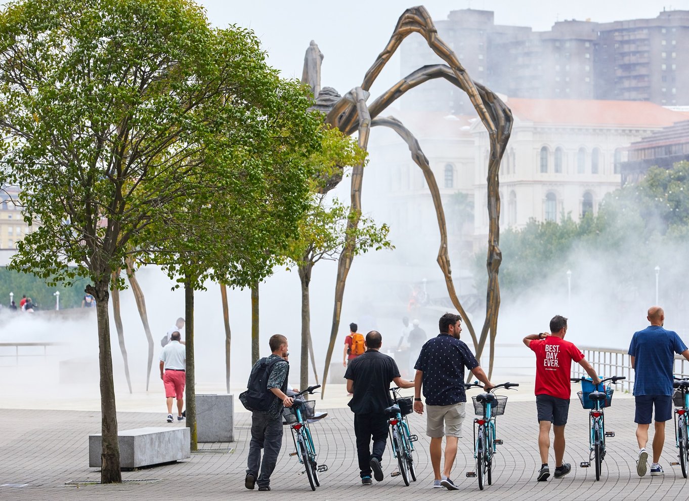 Bilbao: Guidet højdepunkter tur med en lille gruppe på elcykel