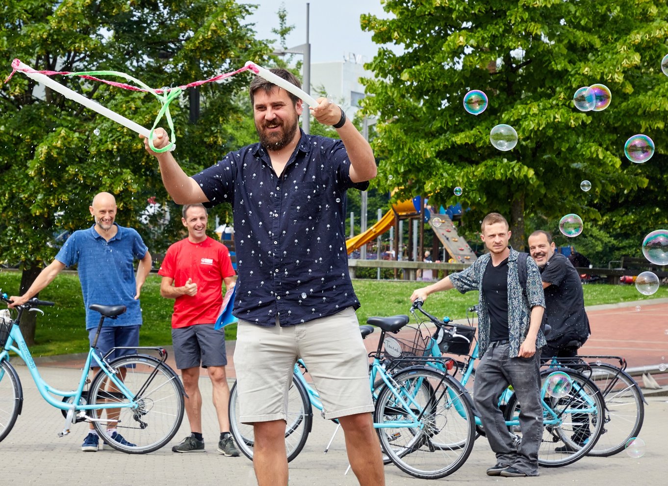 Bilbao: Guidet højdepunkter tur med en lille gruppe på elcykel