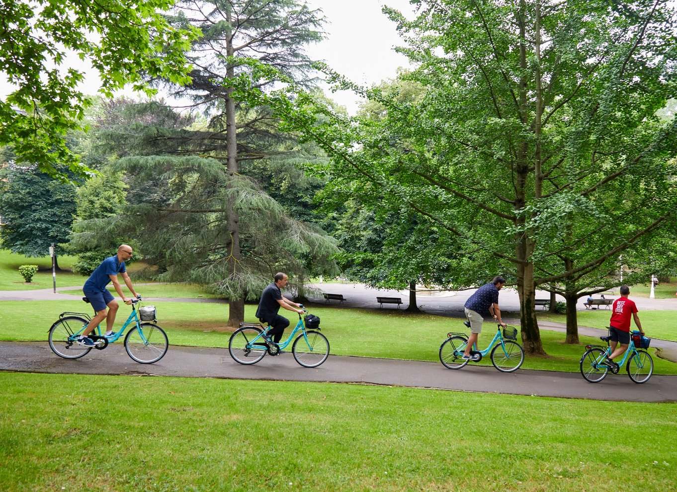 Bilbao: Guidet højdepunkter tur med en lille gruppe på elcykel