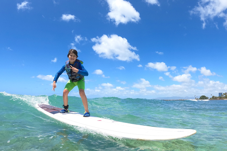 Oahu: lekcja surfingu dla dzieci na plaży Waikiki