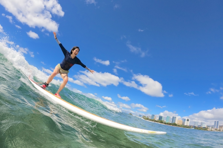 Oahu:Paar-Surfunterricht mit bis zu 4 Personen und 1 LehrerMindestens 2 bis zu 4 Personen und 1 Ausbilder