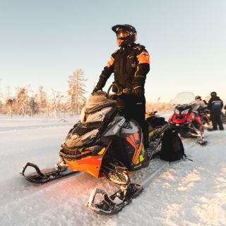 Rovaniemi: Schneemobil-Tour nur für Erwachsene