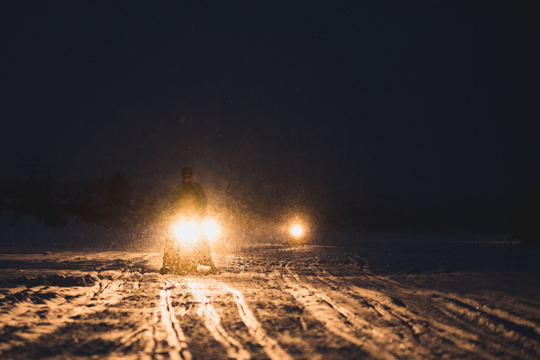 Rovaniemi : Excursion en motoneige à la recherche d&#039;aurores boréalesConduite simple 1 adulte par motoneige