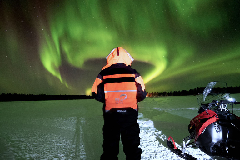 Rovaniemi : Excursion en motoneige à la recherche d&#039;aurores boréalesConduite simple 1 adulte par motoneige