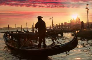 Venedig: Gondelfahrt bei Sonnenuntergang