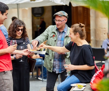 Bilbao: Pintxos and Wine Tasting Tour with Local Guide