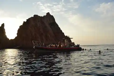 Sagone: Sonnenuntergangskreuzfahrt zu den Calanques von Piana mit Aperitif