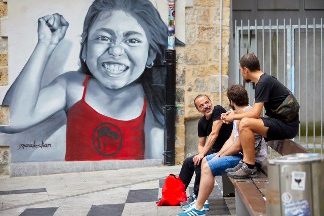 Visit Bilbao Street Art Walking Tour with Local Craft Beer in Barcelona