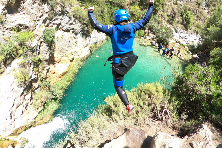 Von Granada aus: Rio Verde Canyoning Tour mit Mittagessen