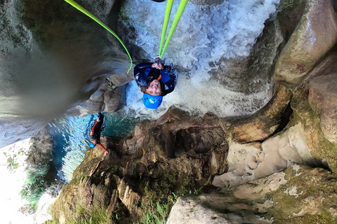 Von Granada aus: Rio Verde Canyoning Tour mit Mittagessen