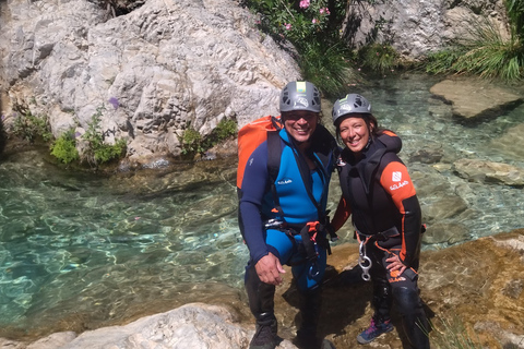 Von Granada aus: Rio Verde Canyoning Tour mit Mittagessen