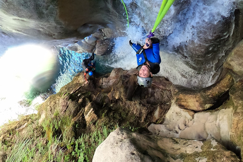 Von Granada aus: Rio Verde Canyoning Tour mit Mittagessen