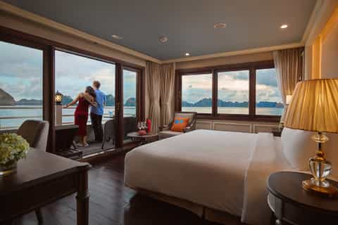 Hanoi: Halong Bay 2-Day Tour with Lodging and Luxury Cruise