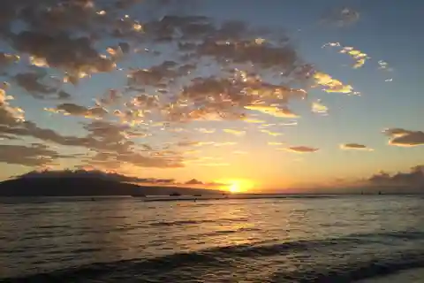 Lahaina: Private Sunset Sailing Trip & West Maui Mountains