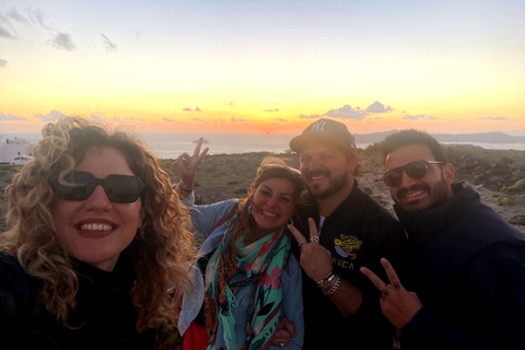 Santorini: recorrido por 3 bodegas con degustación de vinos y comidaTour al atardecer