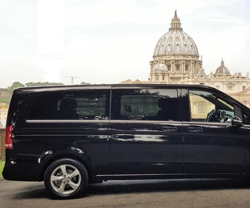 Fiumicino Airport: Private 1-Way Small-Group Transfer