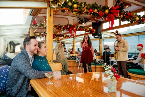NYC: Holiday Yacht Cruise med jazz, kakao och julsånger