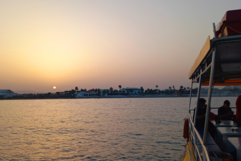 Baie de Larnaca : Croisière au coucher du soleil avec un verre de vinCroisière au coucher du soleil dans la baie de Larnaca