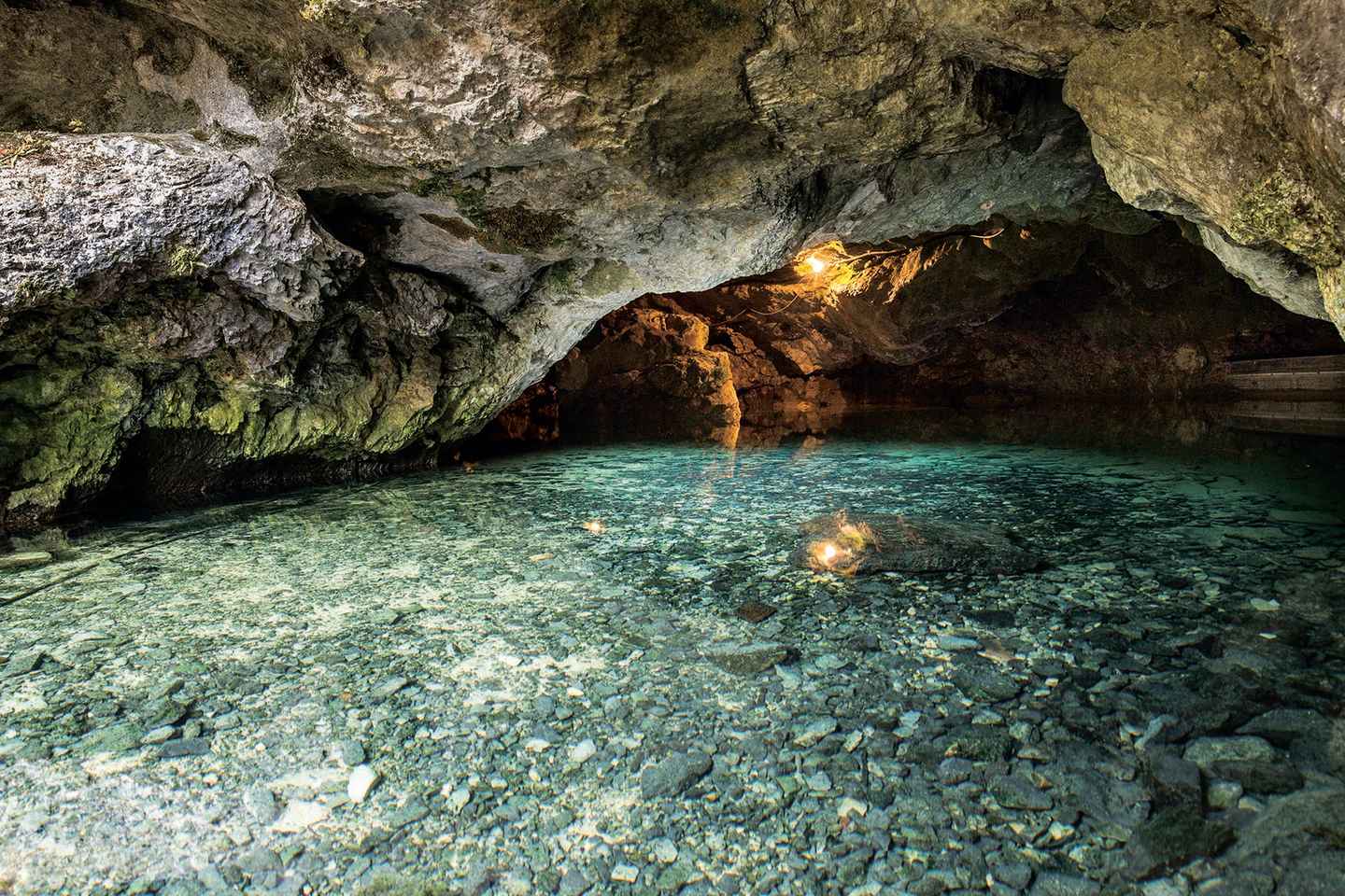 Swabian Jura: Entering the Wimsen Cave by boat