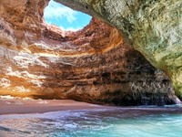 Albufeira, Coastline en Benagil Caves Tour door Catamaran - Housity