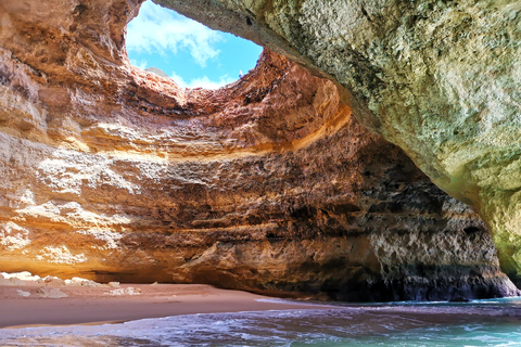 Grotten en kustlijn van Benagil, catamarancruiseAlbufeira: cruise langs de kustlijn van de Algarve en de grotten van Benagil