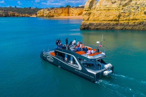 Grottes et littoral de Benagil, croisière en catamaranAlbufeira: croisière sur la côte de l'Algarve et les grottes de Benagil