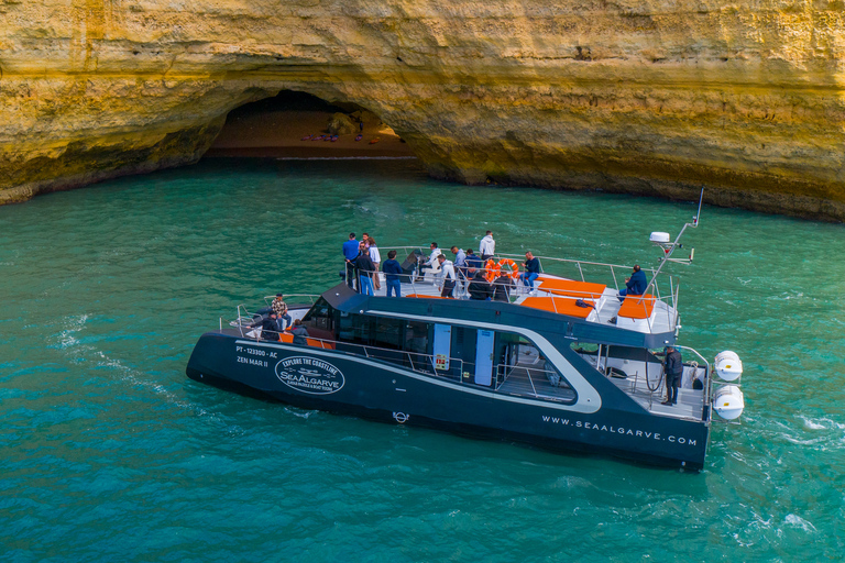 Grotten en kustlijn van Benagil, catamarancruiseAlbufeira: cruise langs de kustlijn van de Algarve en de grotten van Benagil