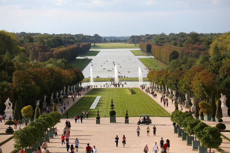 Från Paris: Guidad dagsutflykt till Giverny och slottet Versailles