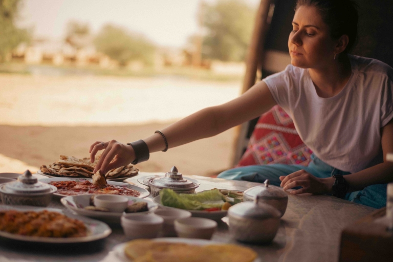 Dubái: safari matutino en Al Marmoom en coche antiguo con comidaTour Compartido