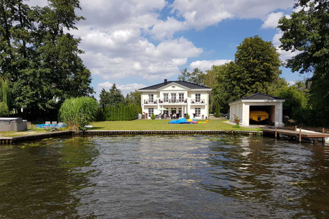 Tagestour: crociera privata sul lago Wannsee e sul Werder YachtPotsdam: 8 ore di crociera privata sul lago Wannsee e sul Werder Yacht