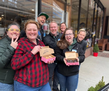 Portland: Walking Food Tour – Warm Donuts & History