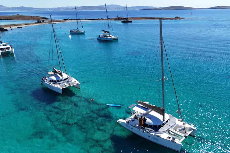 Mykonos: Katamaran-Kreuzfahrt mit Mittagessen, Getränken und Transfer. Foto: GetYourGuide Mykonos: Katamaran-Kreuzfahrt mit Mittagessen, Getränken und Transfer. Foto: GetYourGuide