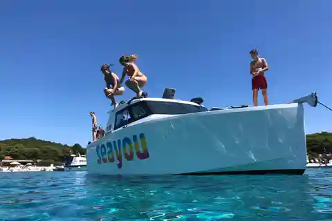 Fra Split: Luksus bådtur i kabine til Den Blå Grotte og Hvar