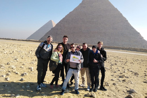 Vanuit Hurghada: bustour Gizeh-piramides & Egyptisch museumGedeelde tour (geen toegangsprijzen)