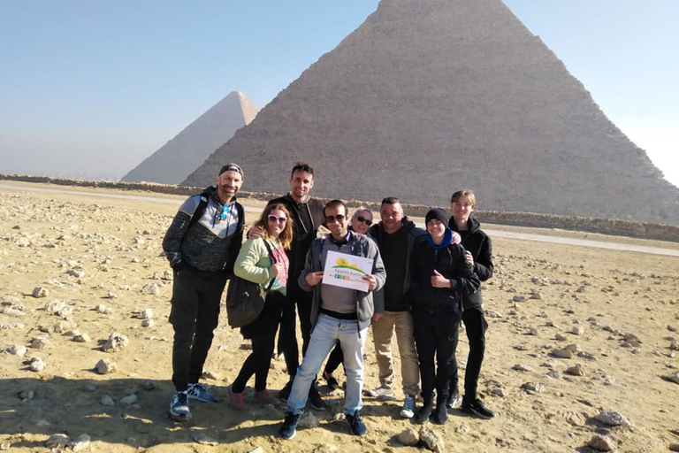 Vanuit Hurghada: bustour Gizeh-piramides & Egyptisch museumGedeelde tour (geen toegangsprijzen)