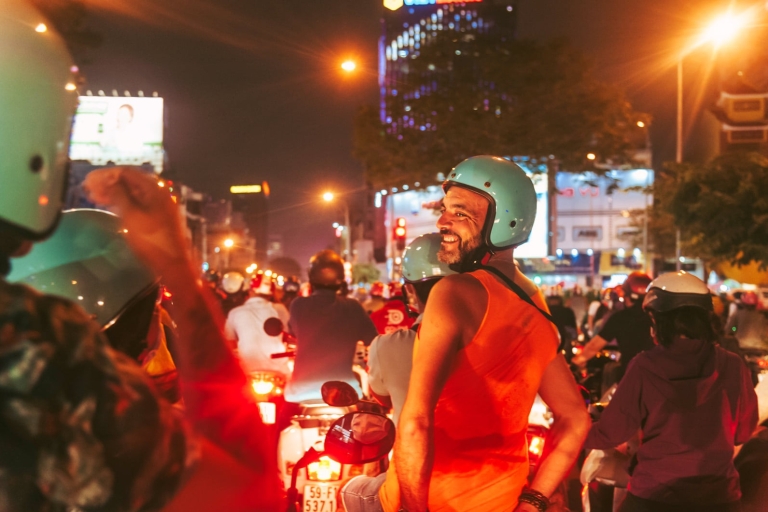 Ho Chi Minh: visite nocturne de Saigon avec dîner-croisière buffetCyclo nocturne avec point de rendez-vous
