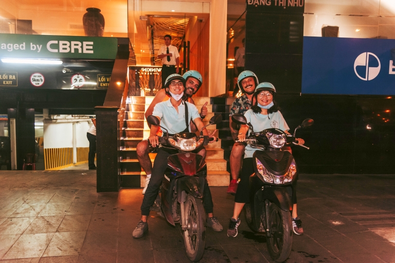 Ho Chi Minh: visite nocturne de Saigon avec dîner-croisière buffetVisite nocturne en scooter avec transfert aller-retour