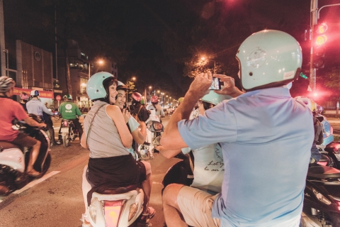 Ho Chi Minh: visite nocturne de Saigon avec dîner-croisière buffetVisite nocturne en scooter avec transfert aller-retour