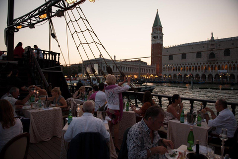 Venetië: galjoenvaart door de Venetiaanse lagune met dinerAnnulering tot 3 dagen vooraf: boeg of achterdek