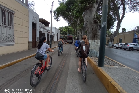 Miraflores: tour en bici por el barrio bohemio de BarrancoMiraflores: tour guiado en bicicleta a Barranco