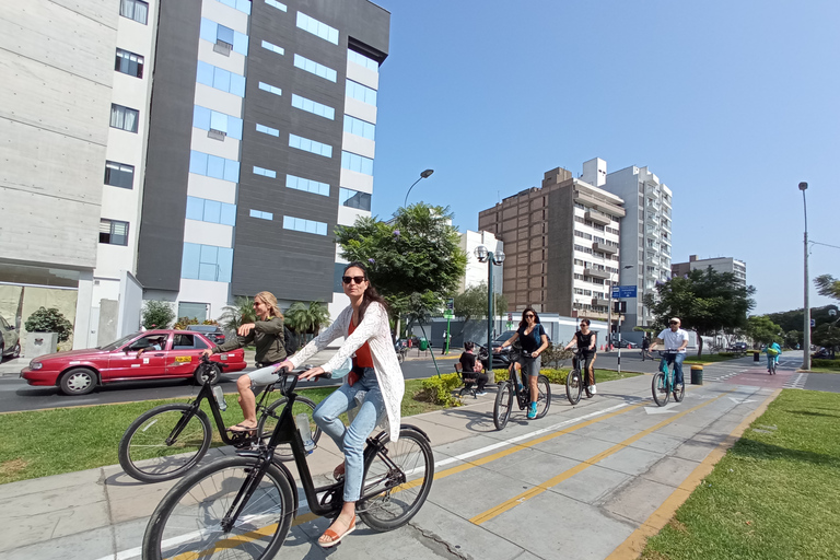 Depuis Miraflores : Tour de Lima à vélo et Statue de JésusLima : Miraflores, La Costa Verde, et Chorrillos Bike Tour