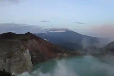 Bali: Mount Ijen Guided Night Walking Tour with Breakfast
