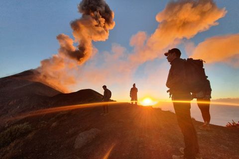 Aventura de caminhada noturna no vulcão Acatenango