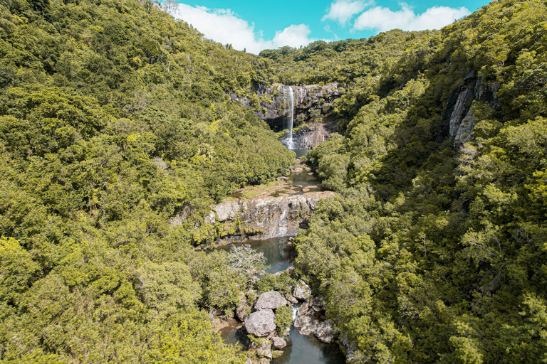 Mauritius: Wycieczka z przewodnikiem po wodospadzie Tamarind z lunchemMauritius: 5-godzinna wycieczka z przewodnikiem po wodospadach Tamarind z lunchem