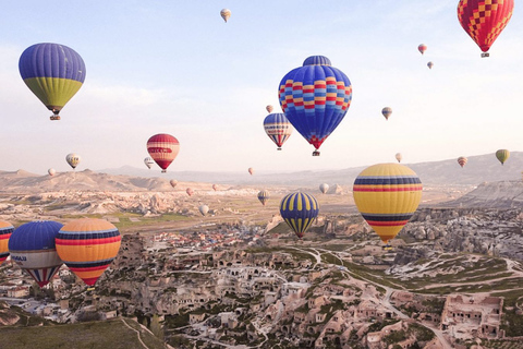 Göreme: vol en montgolfière au lever du soleil au-dessus de la Cappadoce